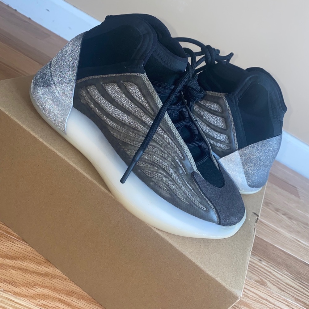 Size 4 1/2 💯 Yeezy QNTM